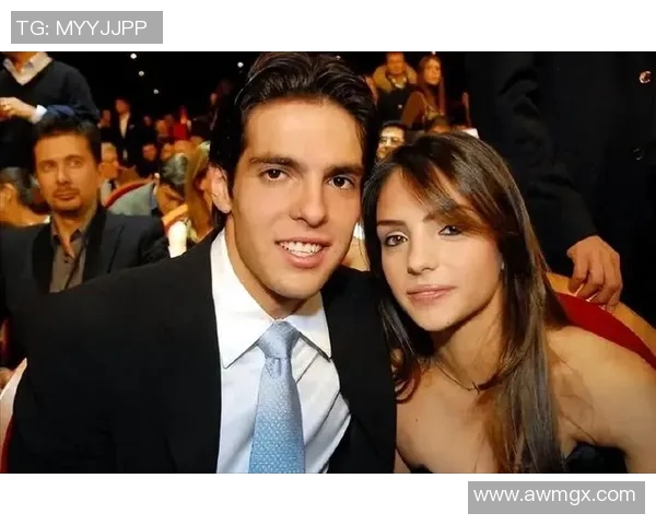 足球巨星与街头普通人邂逅瞬间感人故事引发热议真诚与偶遇的完美结合